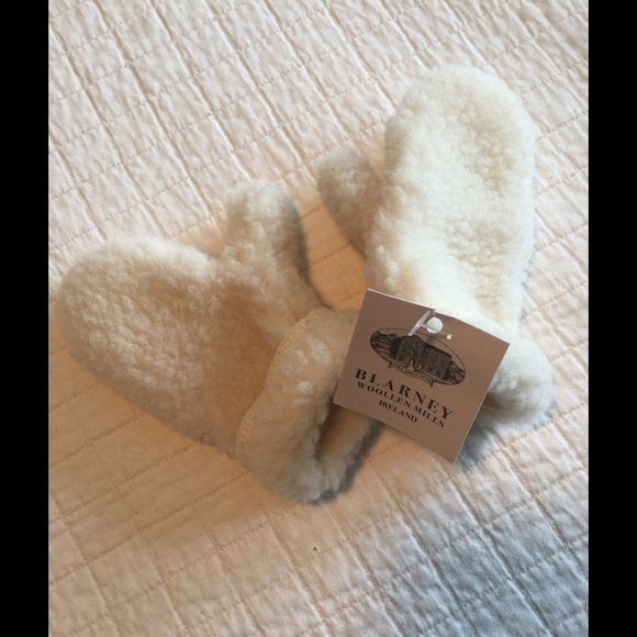 Blarney Woollen Mills Other - NWT Blarney Woollen Mills child shearling mittens